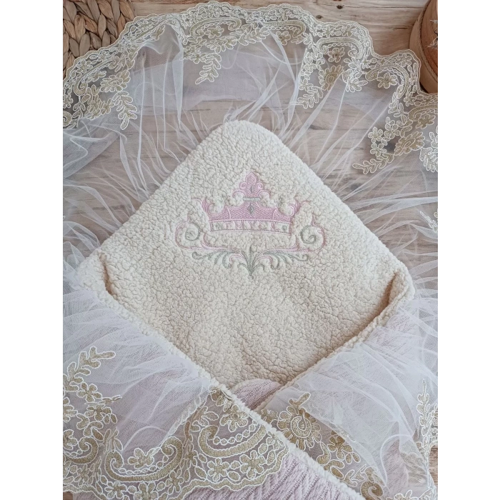Yenidoğan Kuzulu Taç Nakış Güpürlü Fiyonklu Duvaklı Prizma Taş Unisex Kundak Bebek Battaniyesi Pembe