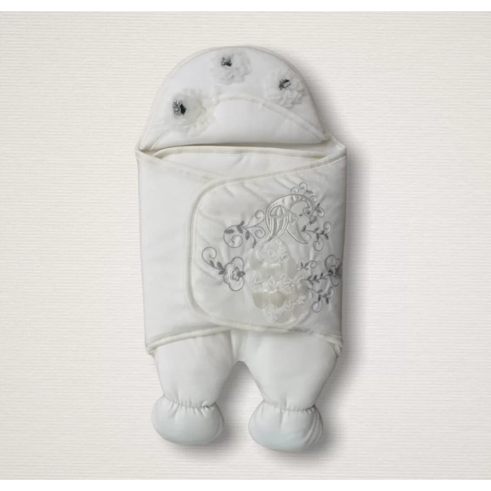 Yenidoğan Üç Çiçek Tavuskuşu Nakışlı Lüks Ayaklı Erkek Bebek Kundak Ekru