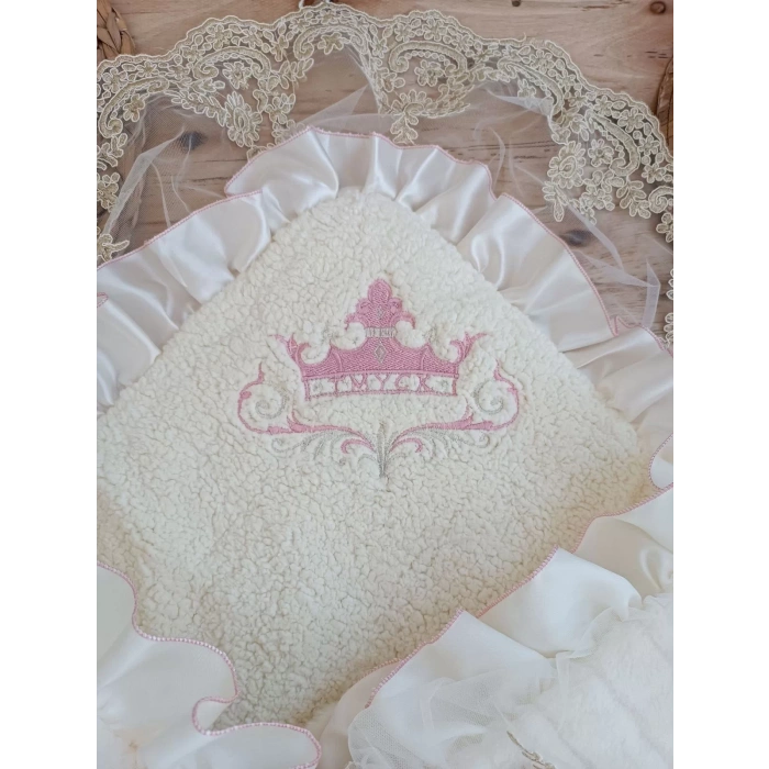 Yenidoğan Wool Yün Kumaş Taç Nakışlı Güpür Duvaklı Fiyonk Prizma Taş Unisex Kundak Bebek Battaniyesi Pembe