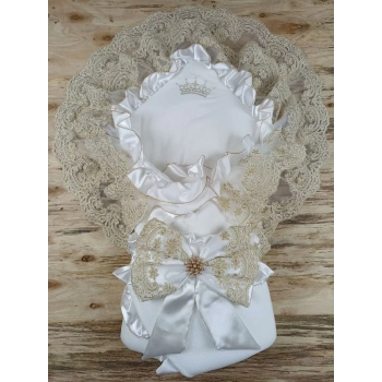 Sahra Taç Nakışlı İnci Ve Dantel Fiyonklu Çift Dantel Duvaklı Trilüks Kundak Bebek Battaniyesi Gold