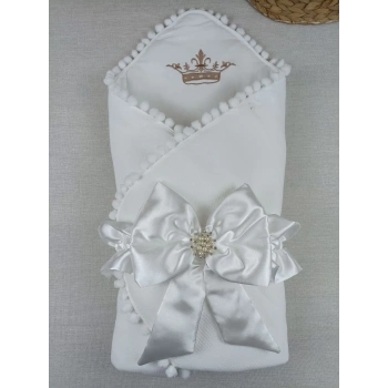 Yenidoğan Sahra Taç Nakışlı Topçik Kenar Lüks Kundak Bebek Battaniyesi Ekru