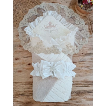 Yenidoğan Wool Yün Kumaş Taç Nakışlı Güpür Duvaklı Fiyonk Prizma Taş Unisex Kundak Bebek Battaniyesi Bej