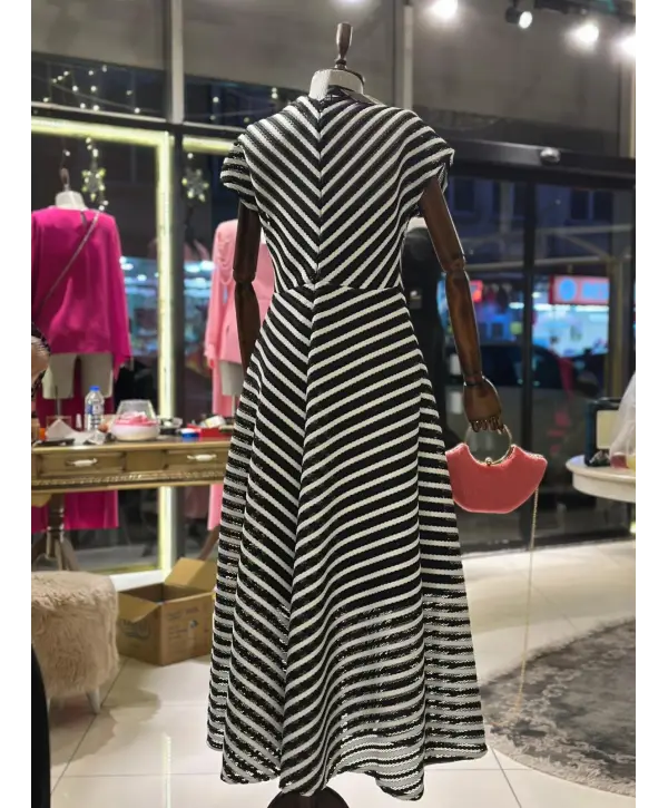 ÇİZGİLİ FİYONK DETAYLI ELBİSE