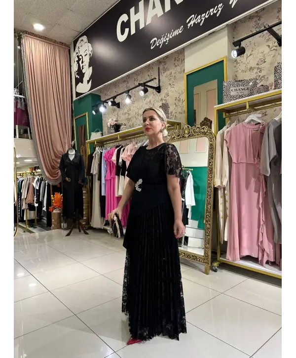 SİYAH OMUZ DETAY ELBİSE