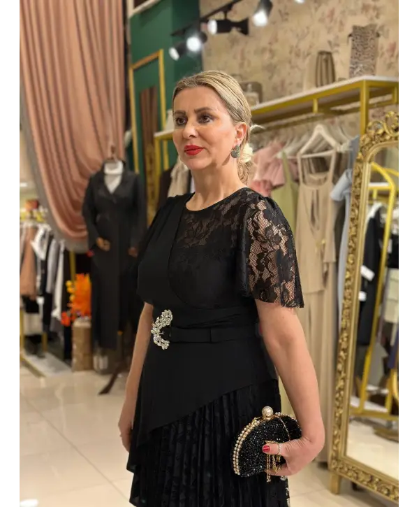 SİYAH OMUZ DETAY ELBİSE