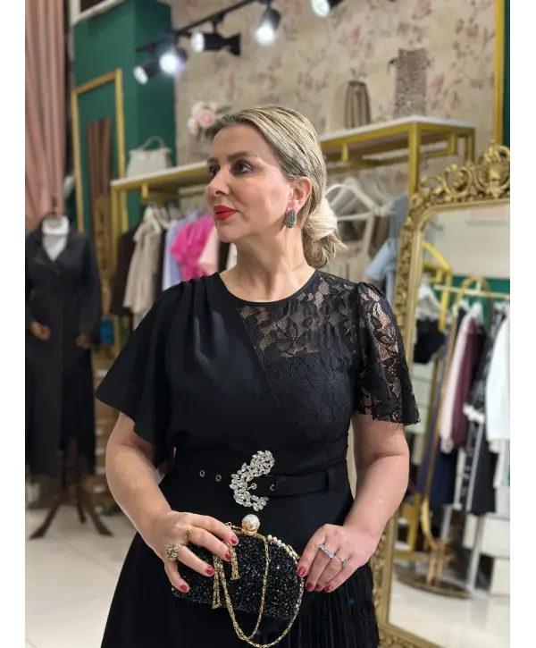 SİYAH OMUZ DETAY ELBİSE