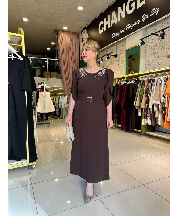 KAHVERENGİ TAŞLI ELBİSE