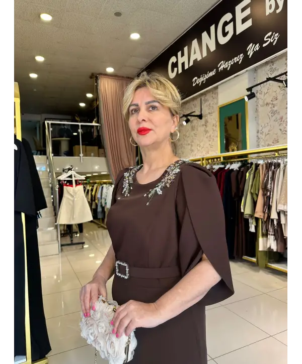 KAHVERENGİ TAŞLI ELBİSE