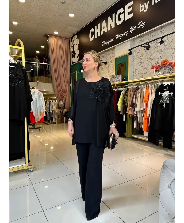 SİYAH YAKA DETAY TAKIM