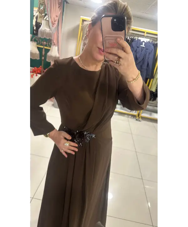 KAHVERENGİ TAŞLI ELBİSE