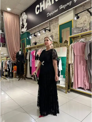 SİYAH OMUZ DETAY ELBİSE