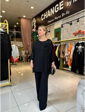 SİYAH YAKA DETAY TAKIM