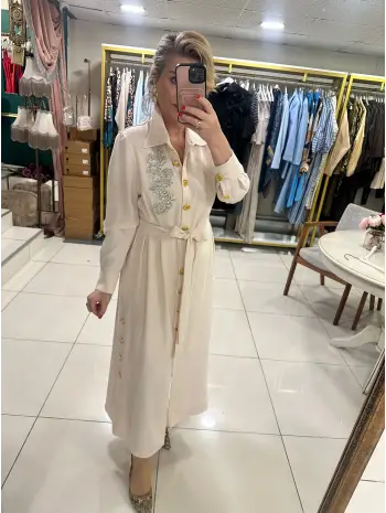 KREM TAŞ DETAY KUŞAKLI ELBİSE