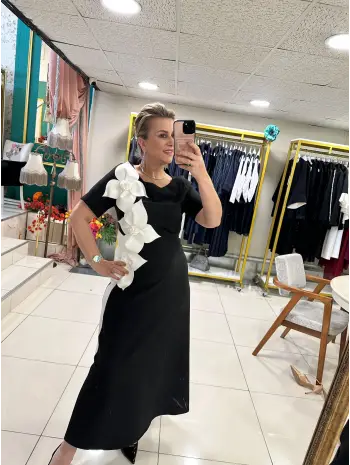 SİYAH GÜLLÜ ELBİSE