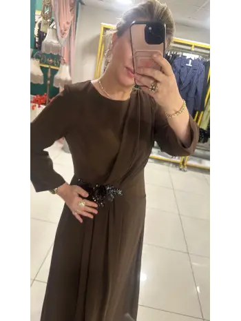 KAHVERENGİ TAŞLI ELBİSE