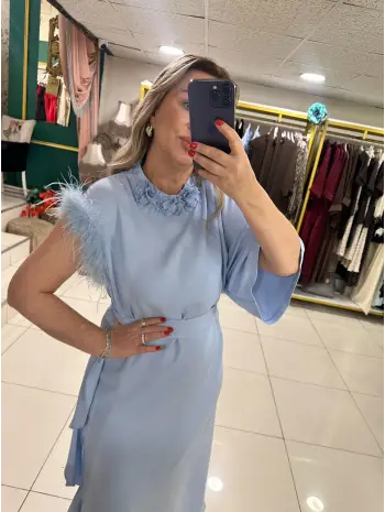 MAVİ TÜYLÜ ELBİSE