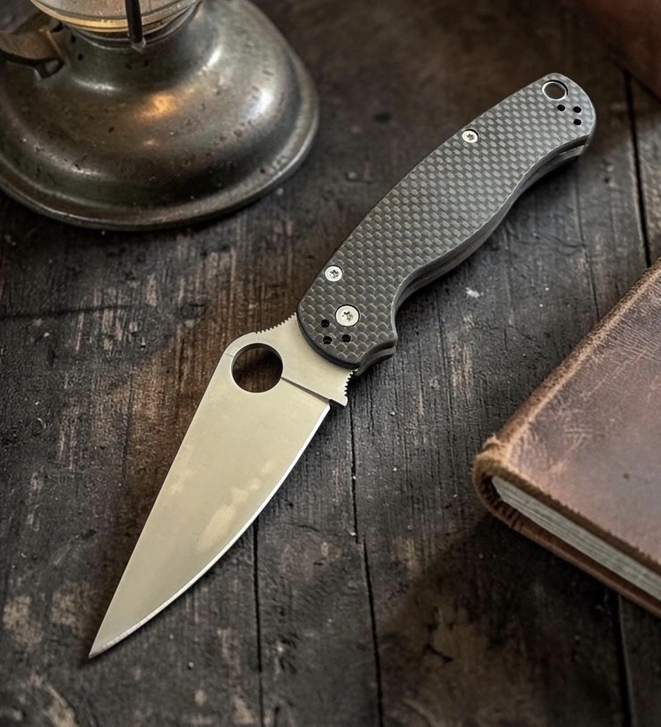 Spyderco Model 21cm Sivri Ağız Karbon Detay