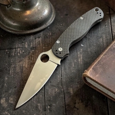 Spyderco Model 21cm Sivri Ağız Karbon Detay