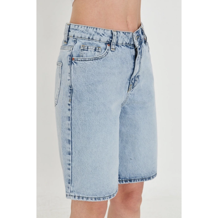 Açık kar yıkama kadın uzun baggy kadın kot şort – yüksek bel, rahat kalıp, şıklık ve konfor bir arada.