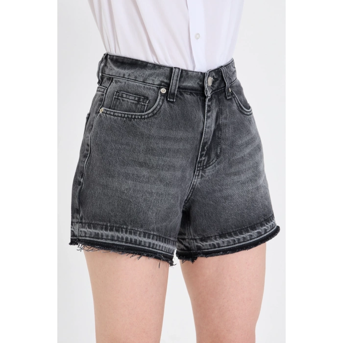 Paça Detay Model Gri Kadın Kot Şort – Yüksek Bel, Rahat Kalıp, Modern ve Şık Görünüm