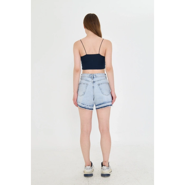 Yüksek bel, açık mavi kar yıkama kadın kot şort. Paça detayı ve rahat kalıbıyla modern, şık ve konforlu bir stil sunar.