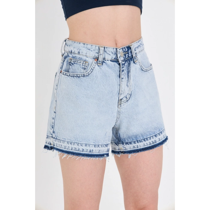 Yüksek bel, açık mavi kar yıkama kadın kot şort. Paça detayı ve rahat kalıbıyla modern, şık ve konforlu bir stil sunar.