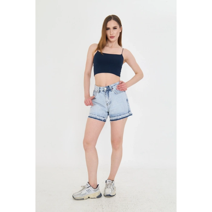Yüksek bel, açık mavi kar yıkama kadın kot şort. Paça detayı ve rahat kalıbıyla modern, şık ve konforlu bir stil sunar.