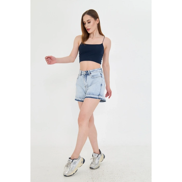 Yüksek bel, açık mavi kar yıkama kadın kot şort. Paça detayı ve rahat kalıbıyla modern, şık ve konforlu bir stil sunar.