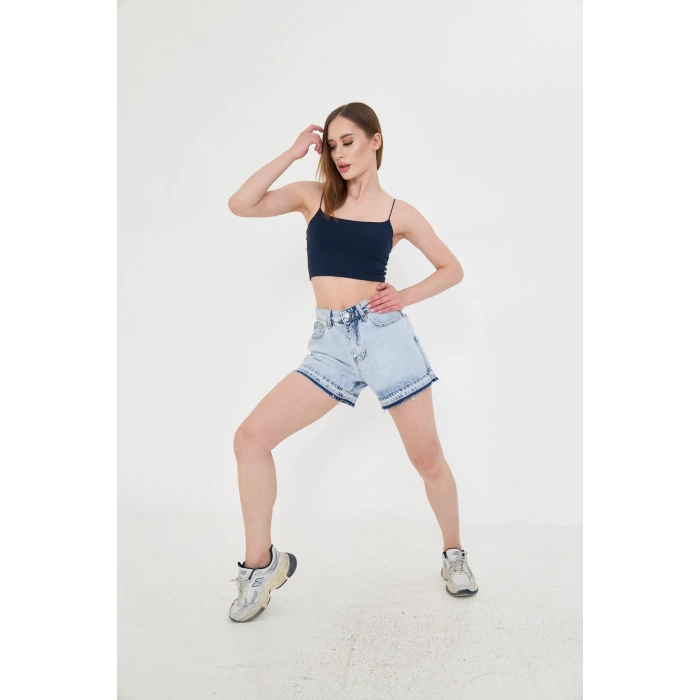 Yüksek bel, açık mavi kar yıkama kadın kot şort. Paça detayı ve rahat kalıbıyla modern, şık ve konforlu bir stil sunar.