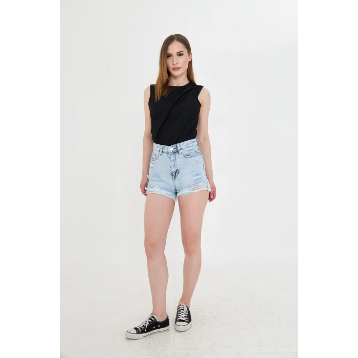 Yüksek bel, kadın kot şort. Yırtık lazer detayları ve rahat kalıbıyla modern, cesur ve konforlu bir stil sunar.