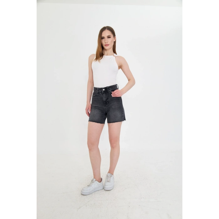 Yüksek bel, kadın gri füme kot şort. Kesik paçası ve rahat kalıbıyla modern, şık ve konforlu bir stil sunar.