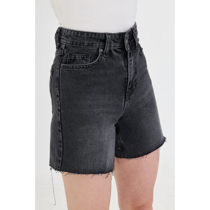 Yüksek bel, kadın gri füme kot şort. Kesik paçası ve rahat kalıbıyla modern, şık ve konforlu bir stil sunar.