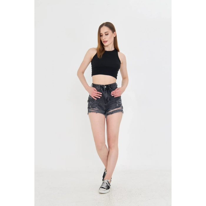 Yüksek bel, yıkama kadın kot şort. Yırtık lazer detayları ve rahat kalıbıyla modern, cesur ve konforlu bir stil sunar.