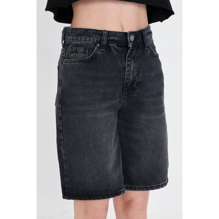 Yüksek bel, uzun baggy kadın kot şort. Rahat kalıbıyla modern, şık ve konforlu bir stil sunar.
