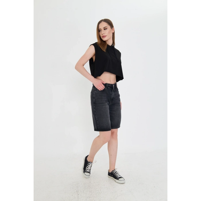 Yüksek bel, uzun baggy kadın kot şort. Rahat kalıbıyla modern, şık ve konforlu bir stil sunar.