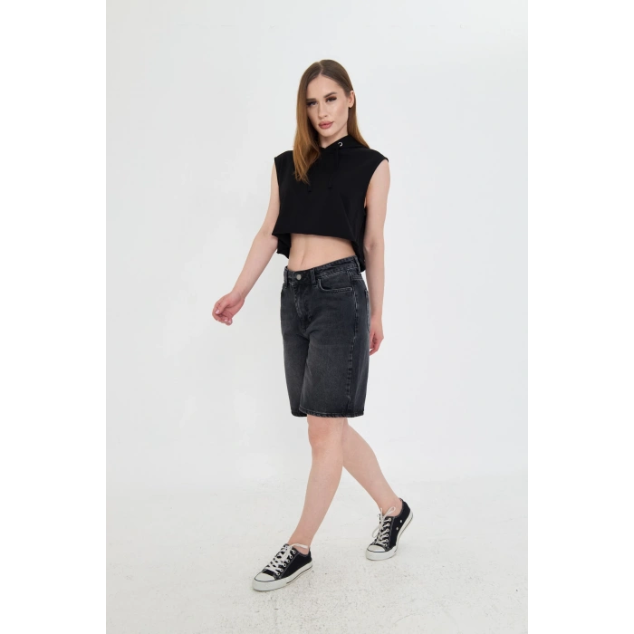 Yüksek bel, uzun baggy kadın kot şort. Rahat kalıbıyla modern, şık ve konforlu bir stil sunar.