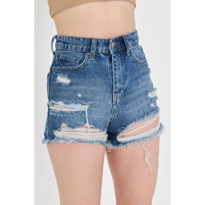 Yüksek bel kesimi ve yırtık lazer detaylarıyla dikkat çeken kot şort, rahat kalıbıyla modern ve cesur bir stil sunar.