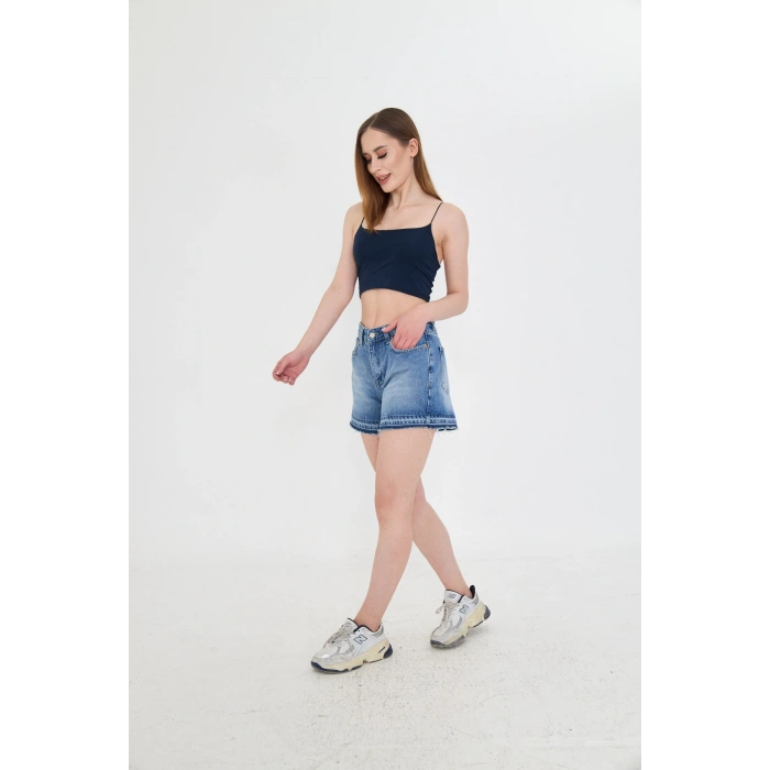 Yüksek bel, mavi kadın kot şort. Mavi paça detayı ve rahat kalıbıyla modern, şık ve konforlu bir stil sunar.