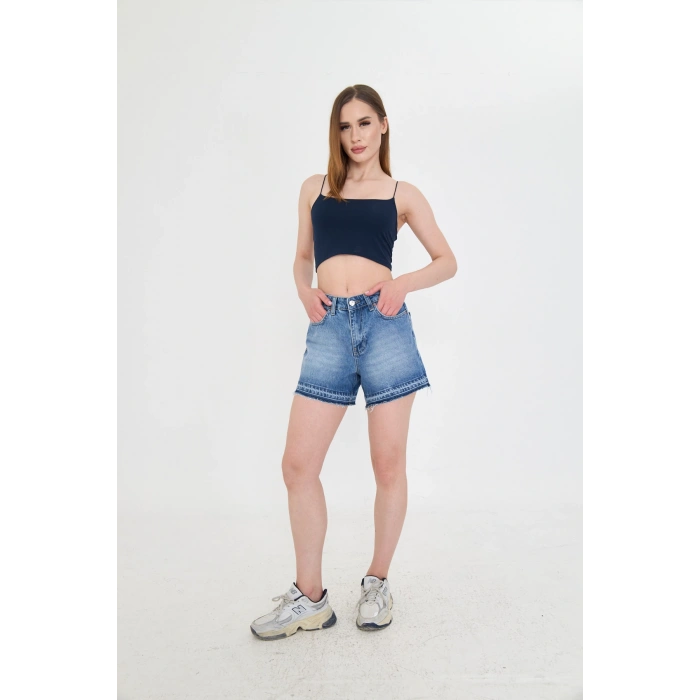 Yüksek bel, mavi kadın kot şort. Mavi paça detayı ve rahat kalıbıyla modern, şık ve konforlu bir stil sunar.