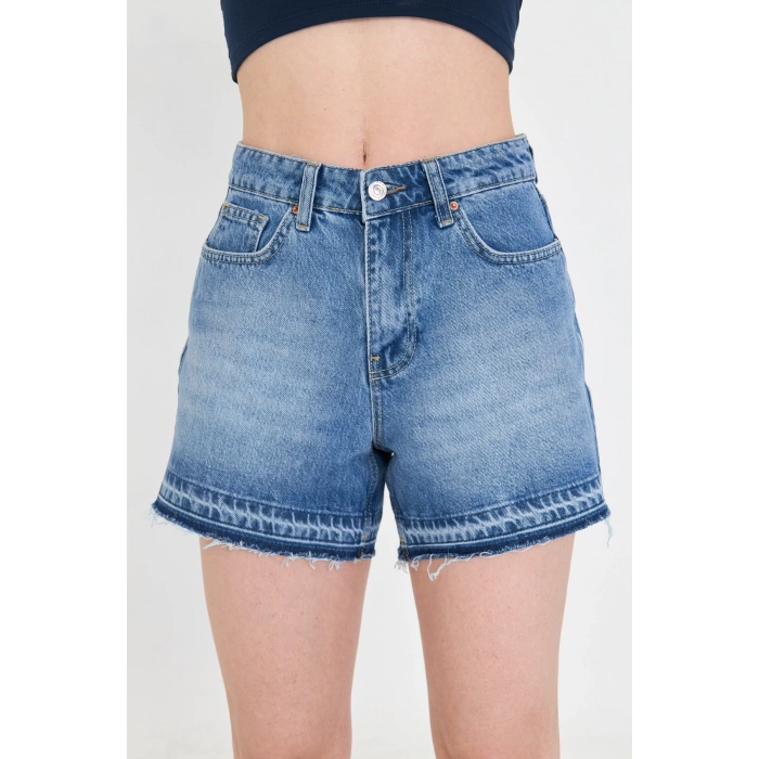 Yüksek bel, mavi kadın kot şort. Mavi paça detayı ve rahat kalıbıyla modern, şık ve konforlu bir stil sunar.