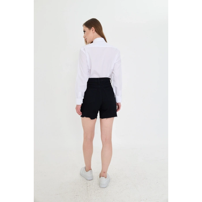 Yüksek bel, kadın siyah kot şort. Kesik paçası ve rahat kalıbıyla modern, şık ve konforlu bir stil sunar.