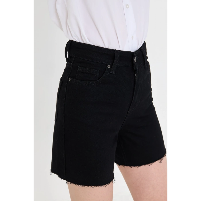 Yüksek bel, kadın siyah kot şort. Kesik paçası ve rahat kalıbıyla modern, şık ve konforlu bir stil sunar.