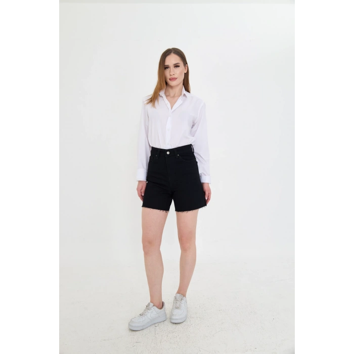 Yüksek bel, kadın siyah kot şort. Kesik paçası ve rahat kalıbıyla modern, şık ve konforlu bir stil sunar.