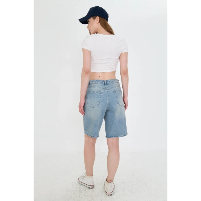 Yüksek bel, tintli yıkama uzun baggy kadın kot şort. Rahat kalıbıyla modern, şık ve konforlu bir stil sunar.
