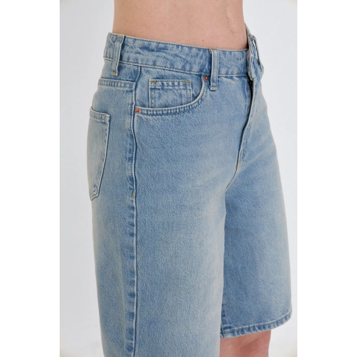 Yüksek bel, tintli yıkama uzun baggy kadın kot şort. Rahat kalıbıyla modern, şık ve konforlu bir stil sunar.