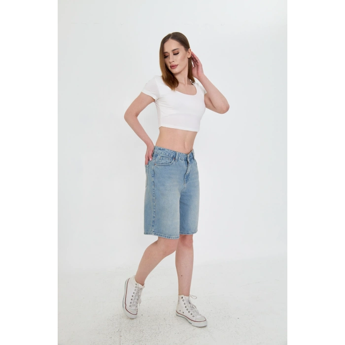 Yüksek bel, tintli yıkama uzun baggy kadın kot şort. Rahat kalıbıyla modern, şık ve konforlu bir stil sunar.