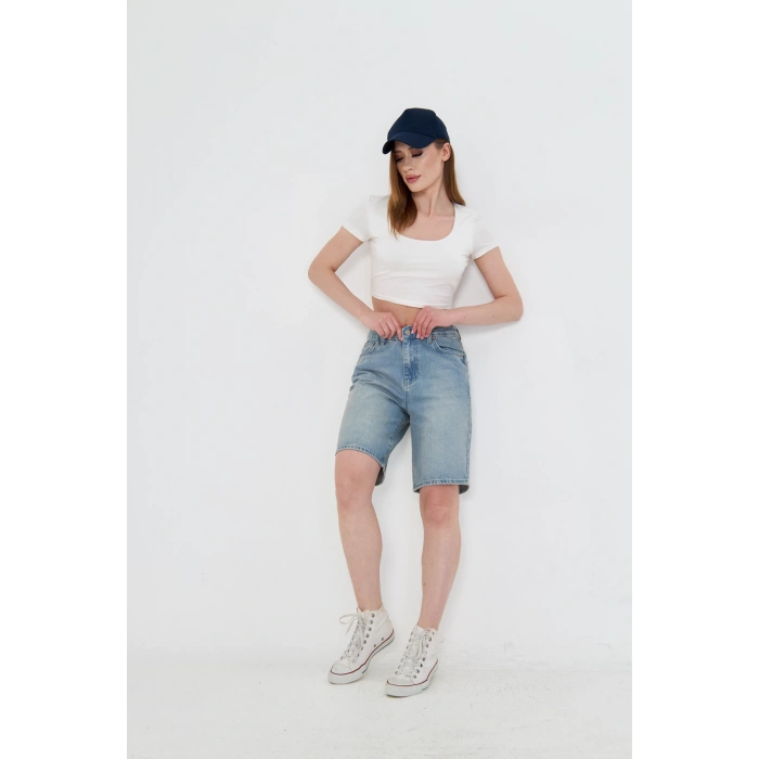 Yüksek bel, tintli yıkama uzun baggy kadın kot şort. Rahat kalıbıyla modern, şık ve konforlu bir stil sunar.