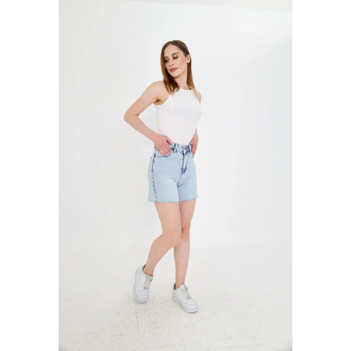 Yüksek bel ve kesik paça detayına sahip bu açık mavi kar yıkama kadın kot şort, konforlu kalıbı ve modern tasarımıyla günlük stilinize dinamik bir dokunuş katar.