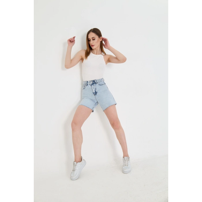 Yüksek bel ve kesik paça detayına sahip bu açık mavi kar yıkama kadın kot şort, konforlu kalıbı ve modern tasarımıyla günlük stilinize dinamik bir dokunuş katar.