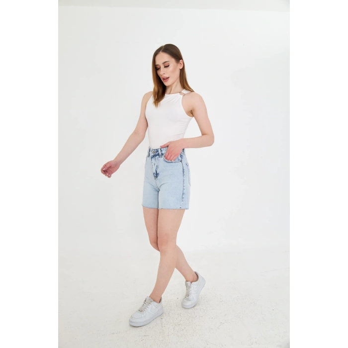 Yüksek bel ve kesik paça detayına sahip bu açık mavi kar yıkama kadın kot şort, konforlu kalıbı ve modern tasarımıyla günlük stilinize dinamik bir dokunuş katar.